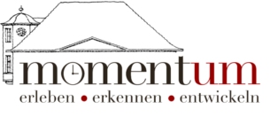 Logo mit Uhr und Haus, Momentum Slogan.