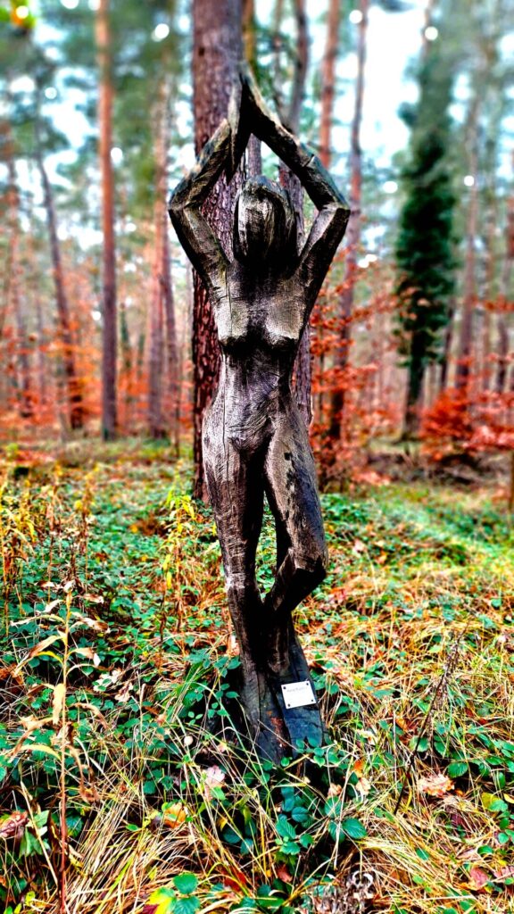 Baumskulptur in Yogahaltung Baum Skulptur in der Yogahaltung Baum